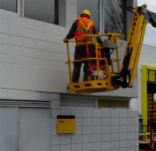 Trabajos en fachada con plataforma elevadora
